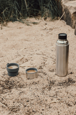 Logotrade Werbegeschenke das Foto: VINGA Tono RCS Thermoskanne mit zwei Bechern, 750ml