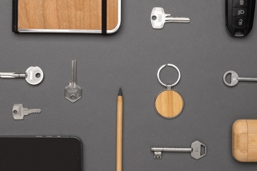 Logo trade reklaamtoote pilt: RCS taaskasutatud tsingisulamist ümmargune bambusega võtmehoidja