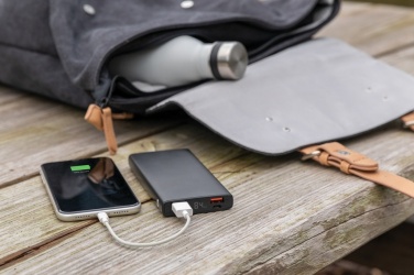 Logotrade reklaamkingi foto: Alumiiniumist 18 W 10 000 mAh PD Powerbank