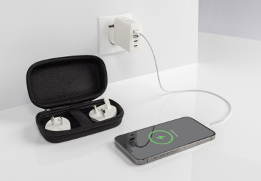 Logo trade reklaamkingid foto: TravelCharge Pro RCS plastikust reisilaadija USB C-ga