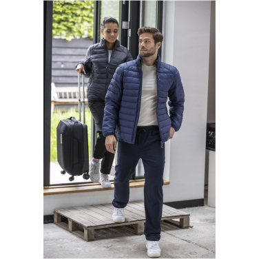 Logo trade ärikingi pilt: Athenas meeste taaskasutatud soojustatud jope