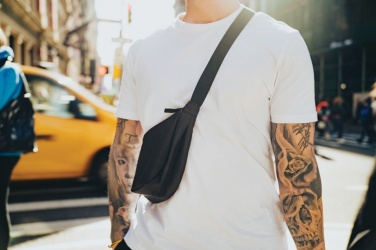 Logotrade mainoslahjat ja liikelahjat tuotekuva: Crescent AWARE™ RPET puolikuun muotoinen crossbody -laukku