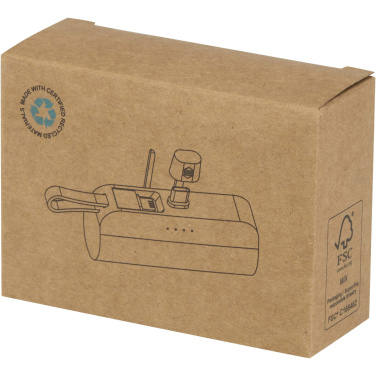 Logo trade mainoslahja ja liikelahja tuotekuva: Alnair 5 000 mAh:n ja 10 W:n kierrätetystä muovista valmistettu Type-C-varavirtalähde, jossa sisäänrakennettu jalusta ja 2-in-1-kaapeli