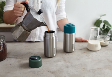 Logo trade mainoslahja ja liikelahja tuotekuva: Musta+Blum-eristetty matkamuki ruostumatonta terästä