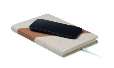 Logotrade dovana nuotrauka: A5 formato užrašų knygelė su 15 W įkrovikliu