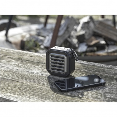 Logotrade dāvanas foto: Solo 3W IPX5 RCS otrreizējās plastmasas saules Bluetooth® skaļrunis ar karabīni 