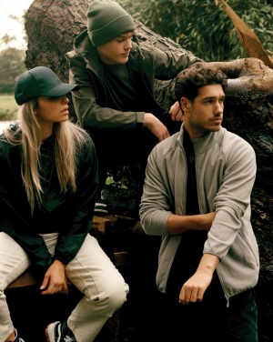 Logotrade biznesa dāvanas foto: Iqoniq Logan otrreizēji pārstrādāta poliestera viegla jaka