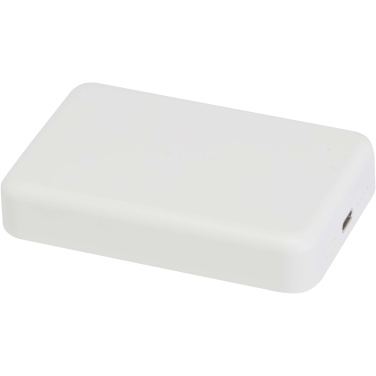 Logotrade ziemassvētku dāvanas foto: Acrab 10.000 mAh 15W magnētiskā bezvadu pārnēsājamā uzlādes ierīce ar 20W PD - izgatavota no pārstrādātas plastmasas