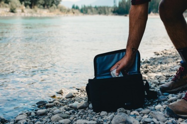 Logotrade presentreklam bild: Swiss Peak AWARE™ 1200D lyxig kylväska (8 burkar)