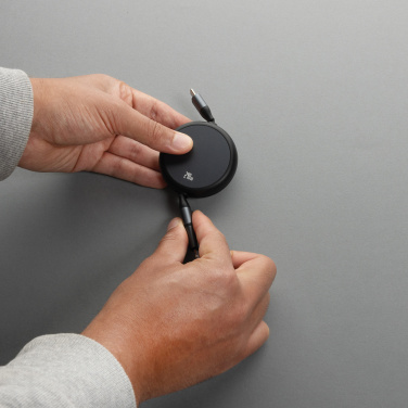 Logotrade profilreklam bild: Terra RCS återvunnen aluminium 240W utdragbar 2-i-1 kabel